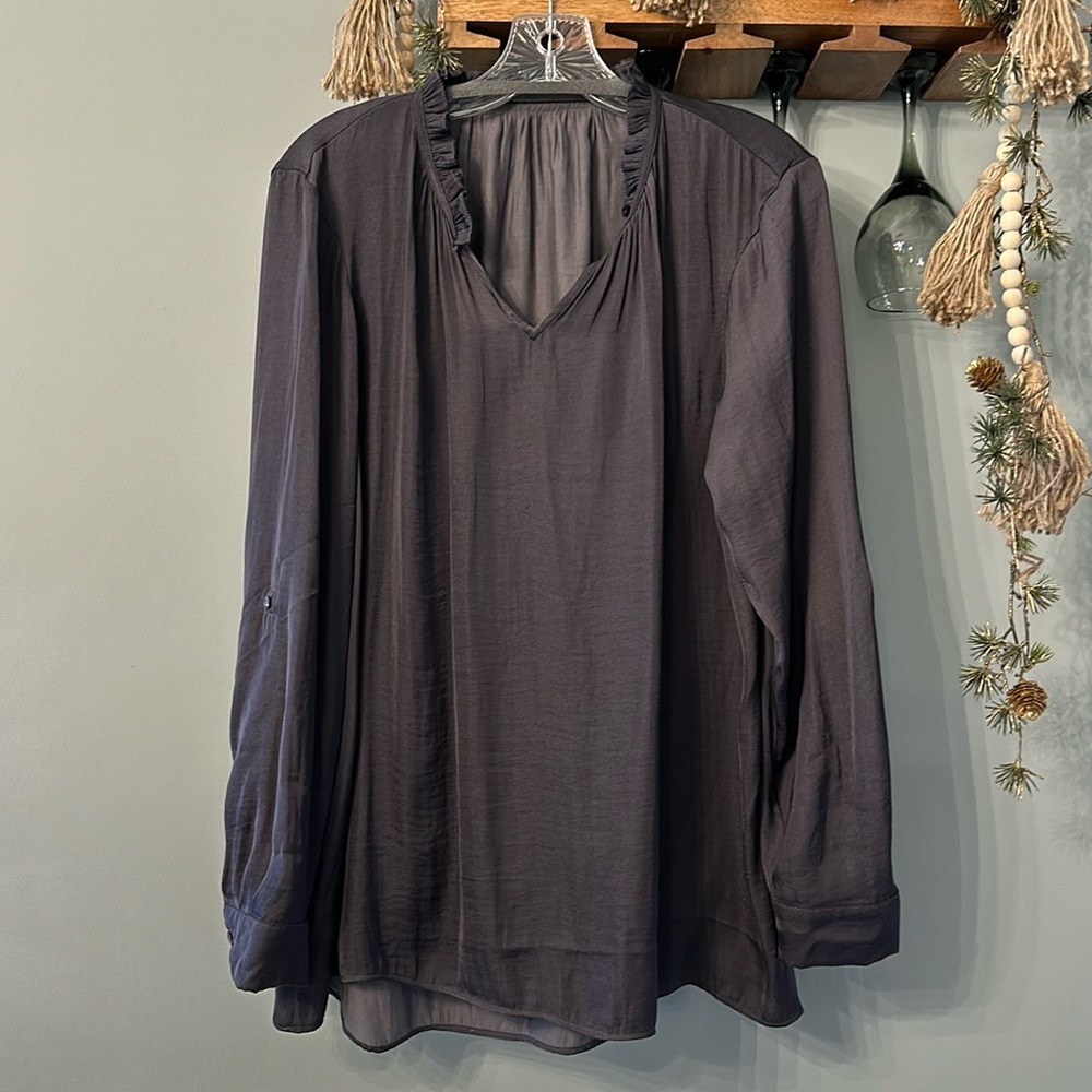 Women’s dark gray simply vera, Vera Wang women’s blouse size large, ruffled